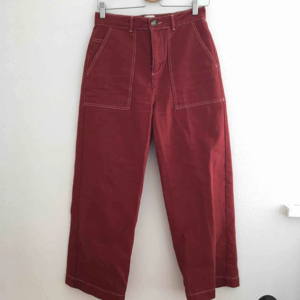 Suuuperfina röda jeans från urban outfitters. Använda 1 gång, så nyskick. Med stora fickor bak och fram samt dekorativa sömmar. Älskar dessa. . Jeans & Byxor.