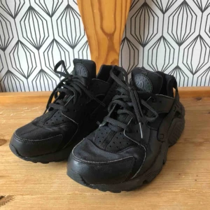  - Svarta Air Nike Huarache Run, storlek 37,5, mycket fint skick! Exklusive frakt 