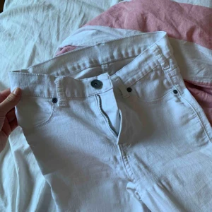  - Rensning av garderob! Allt i bra skick! Lite grönska på vita byxorna men med höga skor syns inte det. 