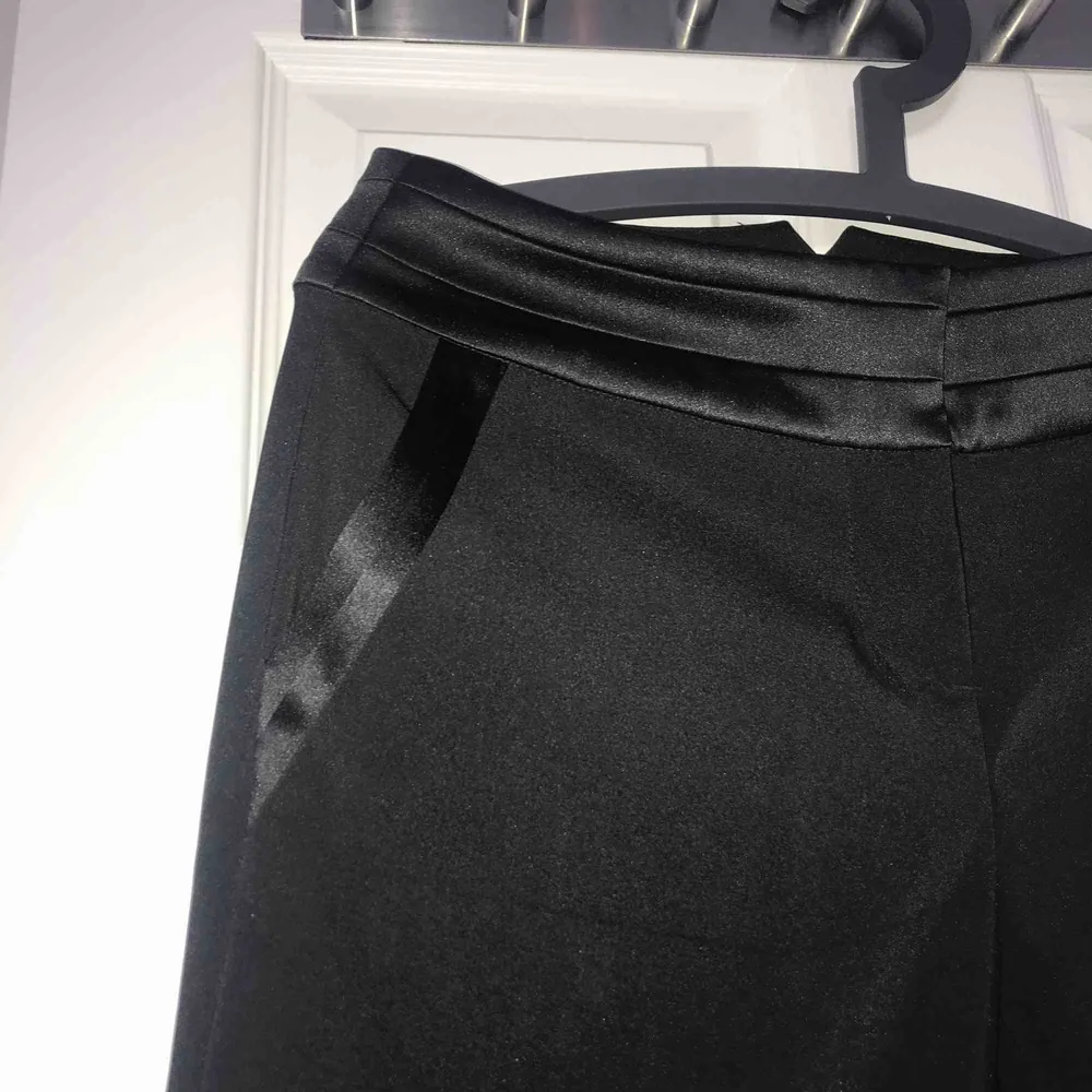 Ett par jätte snygga svarta kostymbyxor med utsvängda ben i storlek 36. Använda ca 3 gånger men i väl skick. Kan mötas upp i Uppsala eller så står köparen för frakten:). Jeans & Byxor.