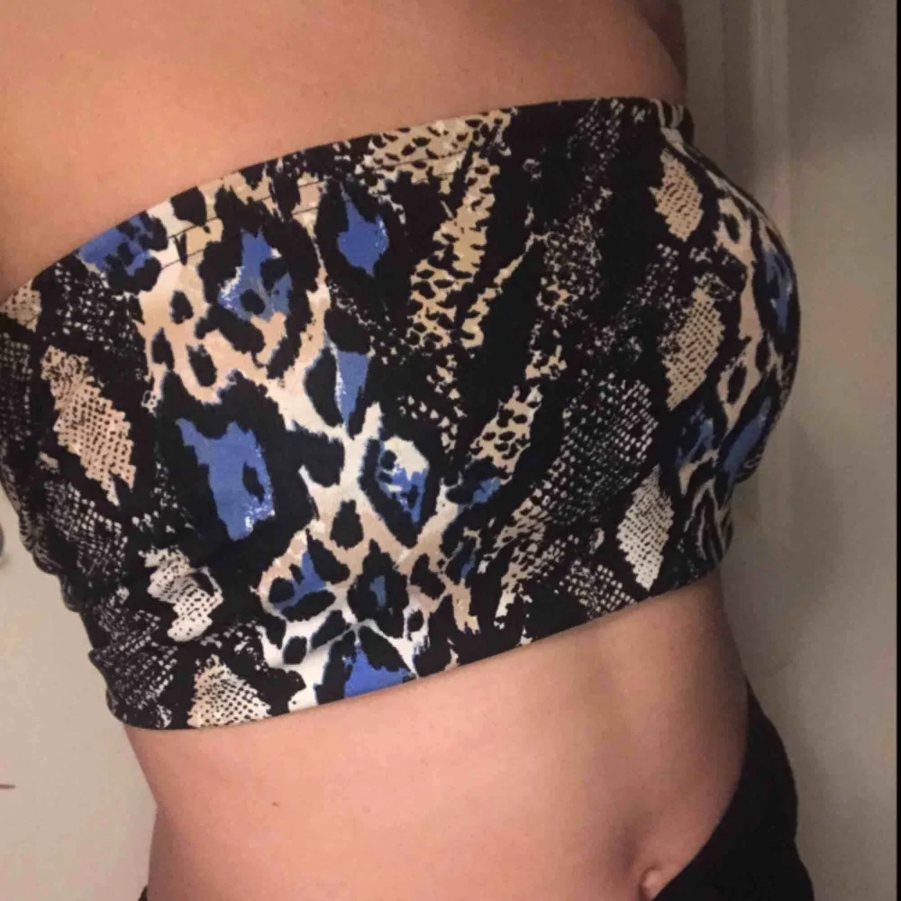 Trendig tubtop med snakeprint🐍🐍 som jag sytt själv. Går även att få som bandeau eller i färgerna på sista bilden. 110 inkl frakt!. Toppar.