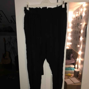  - Snygga tygbyxor med snörning i midjan. Köparen står för frakten, kan mötas upp i Lund