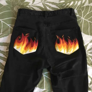  - Coola byxor med eld tryck på fickorna :)💓 storlek 36 men funkar också om man har 37💓 Hål på knäna och övre låret. Frakt ingår i priset 💓(pris kan diskuteras)