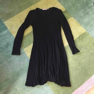  - Snygg utsvängd klänning från Indiska