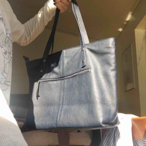  - Mörkblå oanvänd rymlig handväska i fake skinn. Perfekt skick, ser fläckig ut på bilden men den har en jämn blå färg, passar de flesta!🤗 Möts i sthlm eller Nacka/Gustavsberg