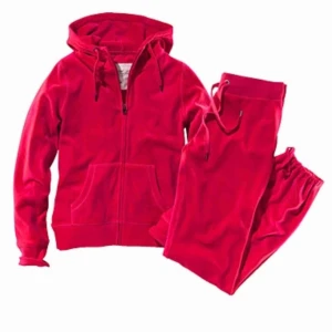  - Koftan är från Cubus. Byxorna är inte deras vanliga utan h&m:s bootcut version. Kolla andra bilden. Den kan knytas till ”vanliga” byxor som på första bilden eller lämnas lös som på andra bilden. Koftan är i storlek XS och byxorna i S.