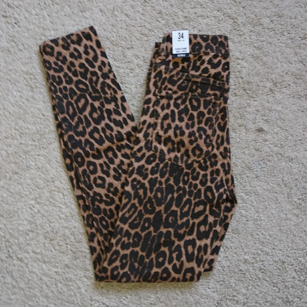 Tajta Leopard jeans från zara, helt nya! Storlek 34. Frakt 45kr betalning via swish . Jeans & Byxor.