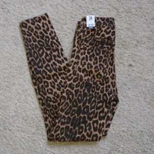  - Tajta Leopard jeans från zara, helt nya! Storlek 34. Frakt 45kr betalning via swish 