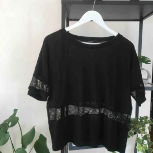  - Ascool tshirt med detaljer i fisknät kring ärmar och mage! Har du möjlighet att ses i Stockholm innerstad har du förtur 🌟