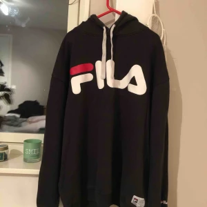  - Mysig Fila hoodie i svart. Ganska välanvänd men ändå i okej skick. Den är i storleken XL men skulle kunna användas som en oversized hoodie för någon som har M!!Kan mötas upp i Göteborg men även frakta (köparen står för frakt - ca 50kr) 💓🌟⭐️