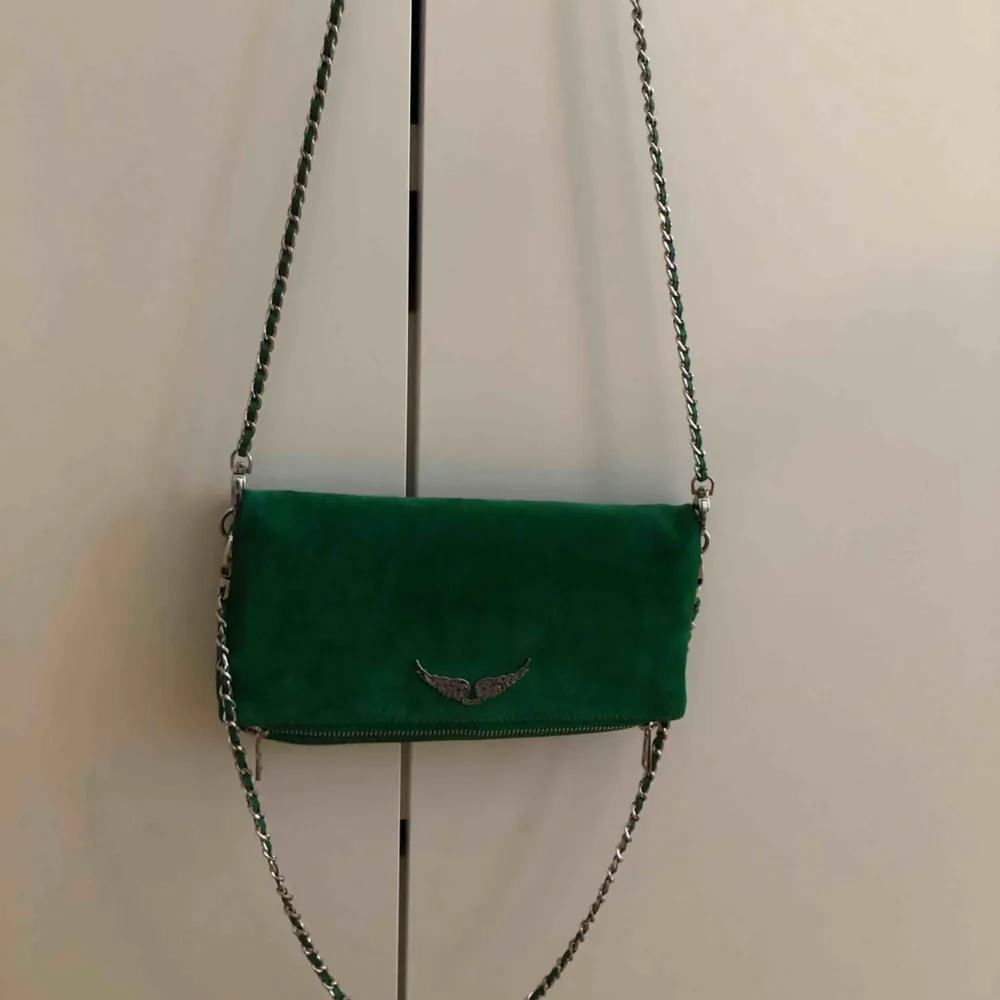 Säljer min zadig väska i grön mocka, knappt använd å köptes för 3600 här i Stockholm i våras 2018💕. Väskor.