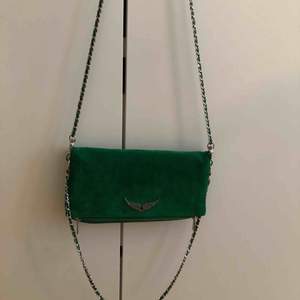 Säljer min zadig väska i grön mocka, knappt använd å köptes för 3600 här i Stockholm i våras 2018💕