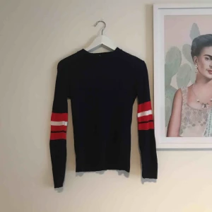  - Snygg stickad tröja med detaljer i ärmarna! Från Asos:)