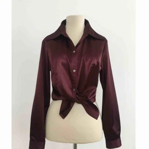  - Skjorta med härlig lyster.  Märke: Mexx Storlek: L, men känns mer som M. Skick: Mycket gott. Använd 2-3 gånger. Pris: 200 kronor eller bud. Frakt: Betalas av köparen.