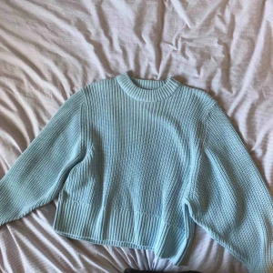  - En oversize stickad tröja som passar perfekt nu till våren. Den är som sagt oversize så den kan passa både större och mindre personer. Aldrig använd men har tvättat den. Färgen är mer babyblue än på bilderna. 