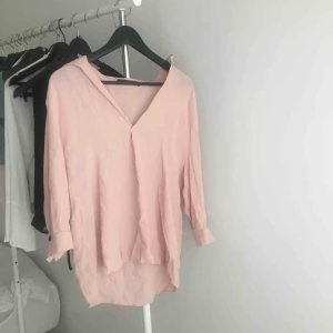  - Få gånger använd supersöt blus till sommaren. Blusen är i bra skick, säljer den för att den är för stor till mig. 