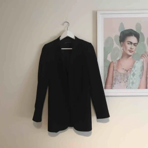  - En snygg kavaj från Zara! Inköpt för 1000kr. Använd endast några få gånger✨ Fungerar perfekt som vårjacka!