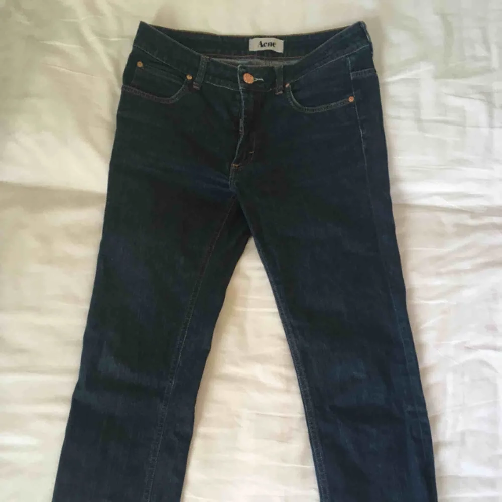 Raka Acne Jeans, säljer pga fel storlek. Dom är i jättefint skick och sitter tajt tills knäna där dem går rakt ner. Jeans & Byxor.