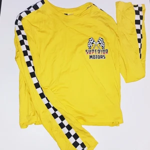  - Gul tröja från H&M i nyskick. 