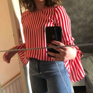  - JÄTTEFIN röd-vit randig blus med speciell ärm, som jag köpte för 300kr men bara var använt TVÅ gånger 😭 Frakt tillkommer