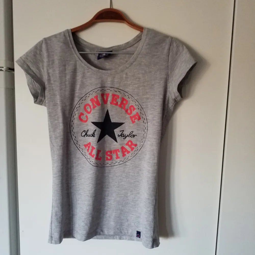 T-shirt från Converse, har en liiten fläck som syns på andra bilden (går säkert att tvätta bort). T-shirts.
