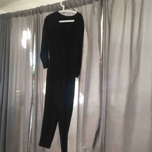  - Fin svart byxdress. Lite svårfotad. Mina boobs får inte plats i denna längre. Hör av er för fler foton eller så 😍