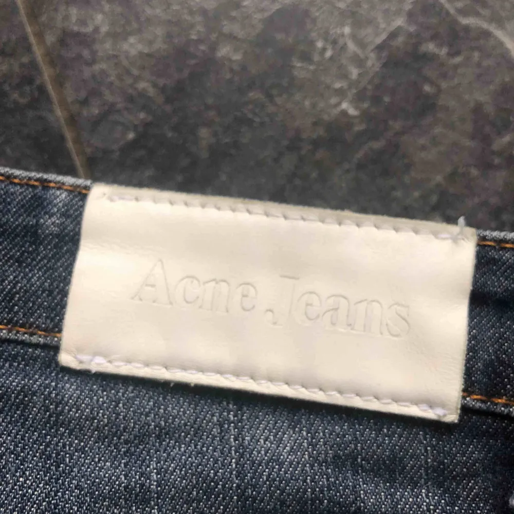 Fina acne jeans i strl 26/32 passar XS/S. Sparsamt använda och i gott skick.   Köparen står för frakten Pris kan diskuteras vid snabb affär.. Jeans & Byxor.