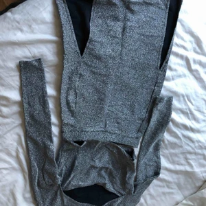  - Ett set med kjol och långärmad tröja, frakt tillkommer med 55kr