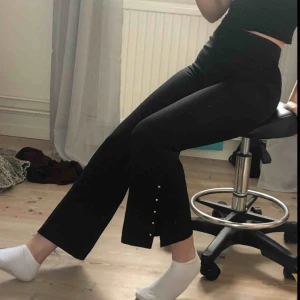  - Utsvängda kostymbyxor med gulddetaljer, säljer pga för korta (är 175) köpta på second hand, märket är bortklippt sedan innan