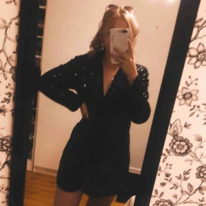  - Säljer min Linn Ahlborg kavaj med paljetter från hennes part kollektion då jag inte tycker den passar min kroppsform. Aldrig använd alla taggar kvar. 