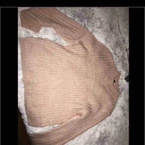  - Fin stickad tröja🔆 50kr och köparen står för frakten🔅