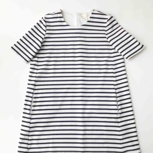  - Blå/vit-randig klänning från H&M. Nästan inte använd och den är i mycket gott skick. Klänningen har även dragkedja i nacken och fickor på vardera sida. 