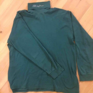  - Skogsgrön skön Peak Preformens tröja med loggo namnet broderat på kragen