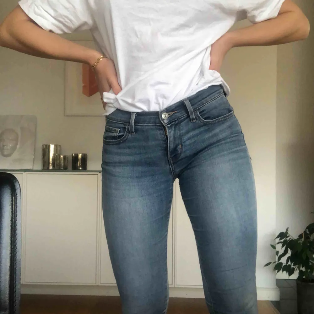 Levis 710 Super skinny jeans! Dock lite missvisande med super skinny, jag skulle säga att de passar storlek 25/26 eller då 32/34/36. Jag (som ni ser på bilden)  ha storlek 27 eller 36 i byxor vanligtvis, och är ca 1,67 lång. Inte särskilt använda 🤝. Jeans & Byxor.