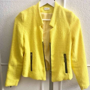  - Snygg kavaj-jacka i härlig gul sommarfärg! 