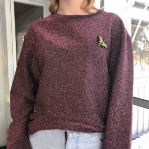  - Supercool sweatshirt från HM. Den är XS men sitter även bra på s/m. Den är rosa/röd glittrig. Den har ett skönt material på insidan så sticks inte alls. Kan skicka mer bilder om det önskas. Köparen står för frakt.