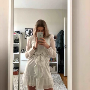  - Jättefin klänning ifrån Nelly, använd endast en gång! Perfekt för student, skolavslutning, bal eller liknande. Passar 34-36 alltså xs-s.💓