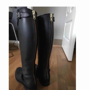  - Primeboots storlek 36, passar mig som normalt har 36-37 i skor. SOM NYA! Använda max ggr, mes stått och sett snygga ut. Nypris strax över 3 000kr, säljes för 1 000 kr eller bud