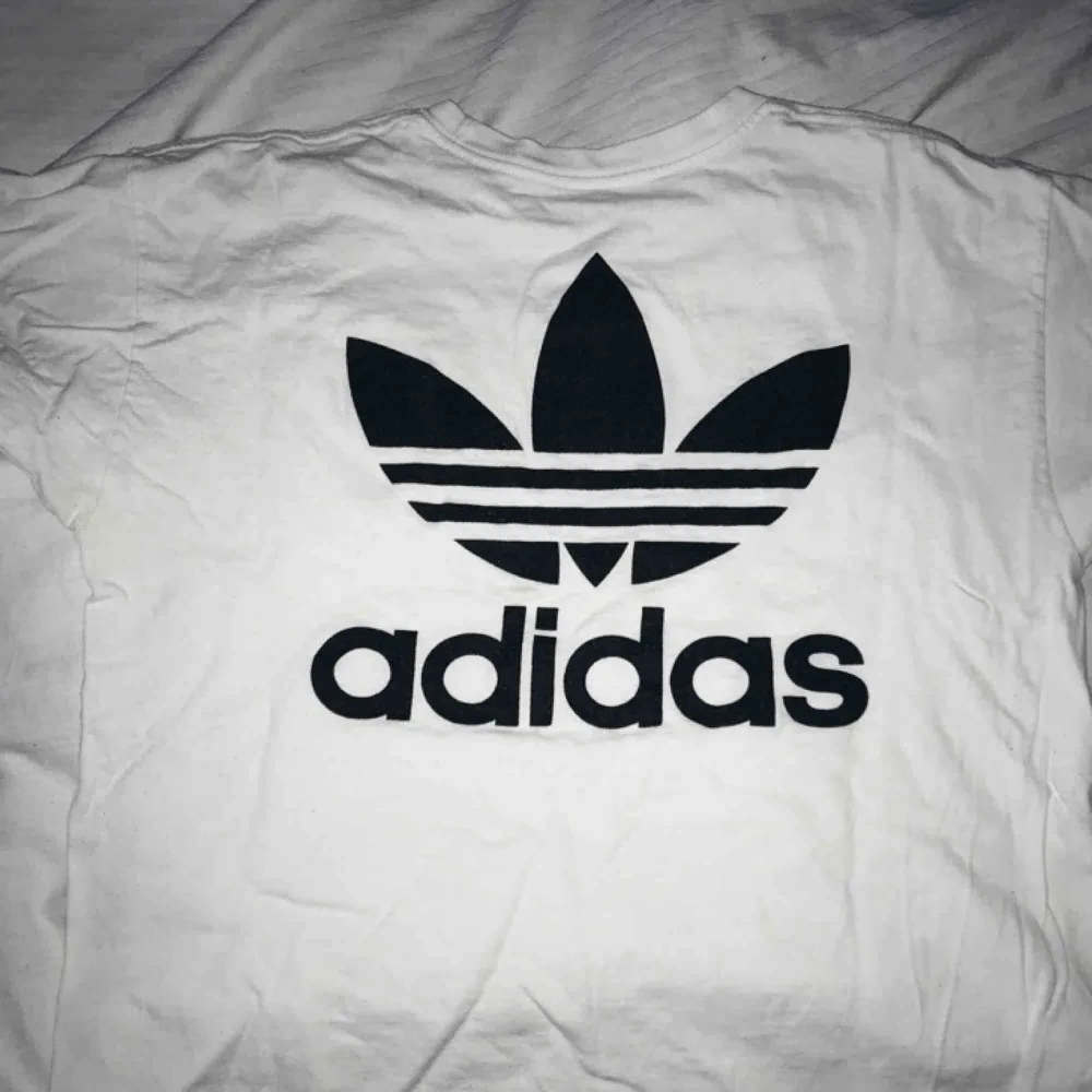 Adidas t-shirt köpt i Paris. Sparsamt använd, frakt tillkommer. 😁. T-shirts.