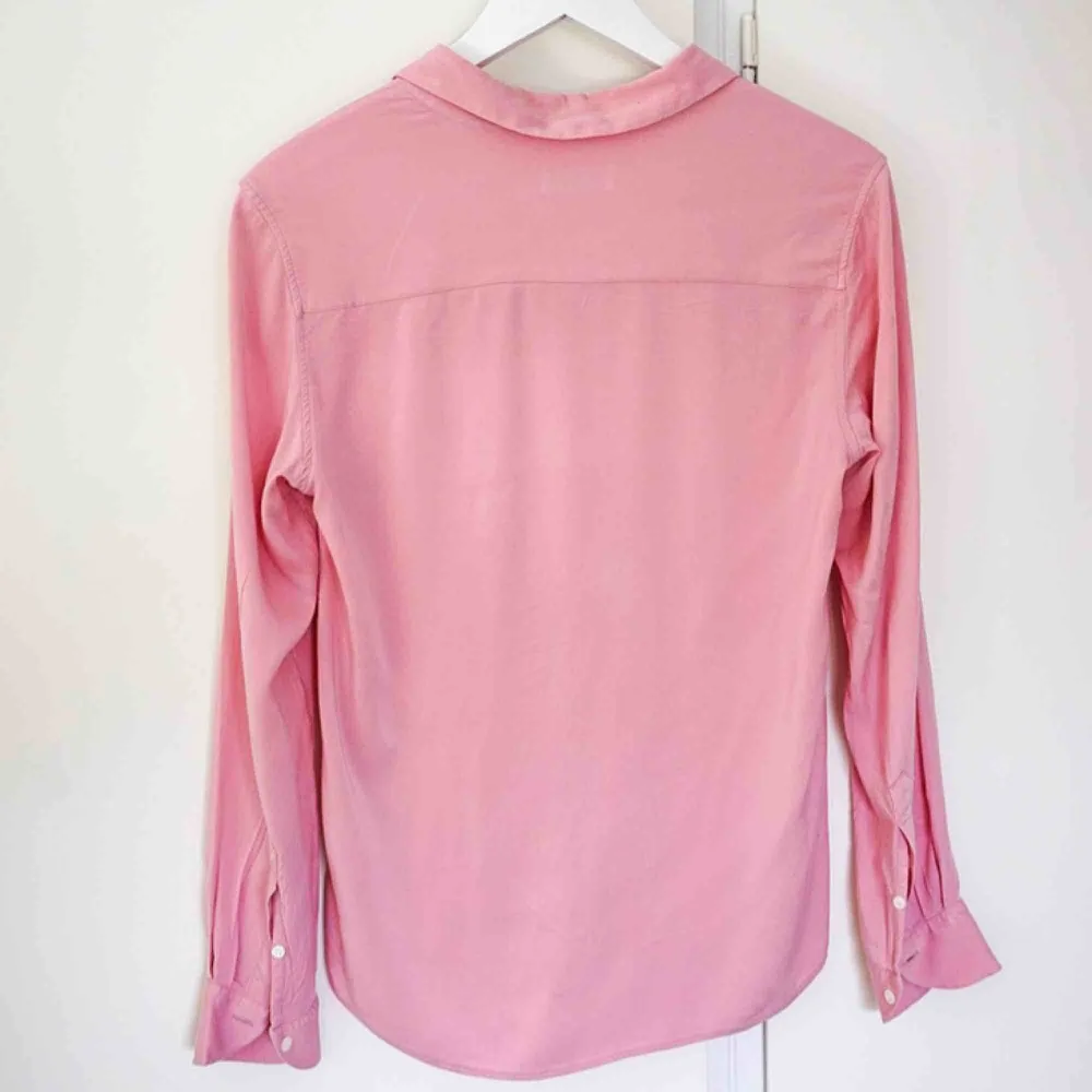 Rosa blus/skjorta från Gant. 97% cupro 3% elastan.. Blusar.