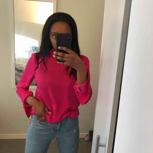  - Färgstark rosa härlig blus från Gina tricot med knut och öppen rygg bak, använd endast 1 gång! Frakt tillkommer!