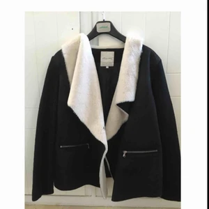  - Någorlunda tunn jacka med mjuk päls- och mocka ish imitation både på in-och utsida. Strl 44/46 men skulle kunna ses som en oversized M.
