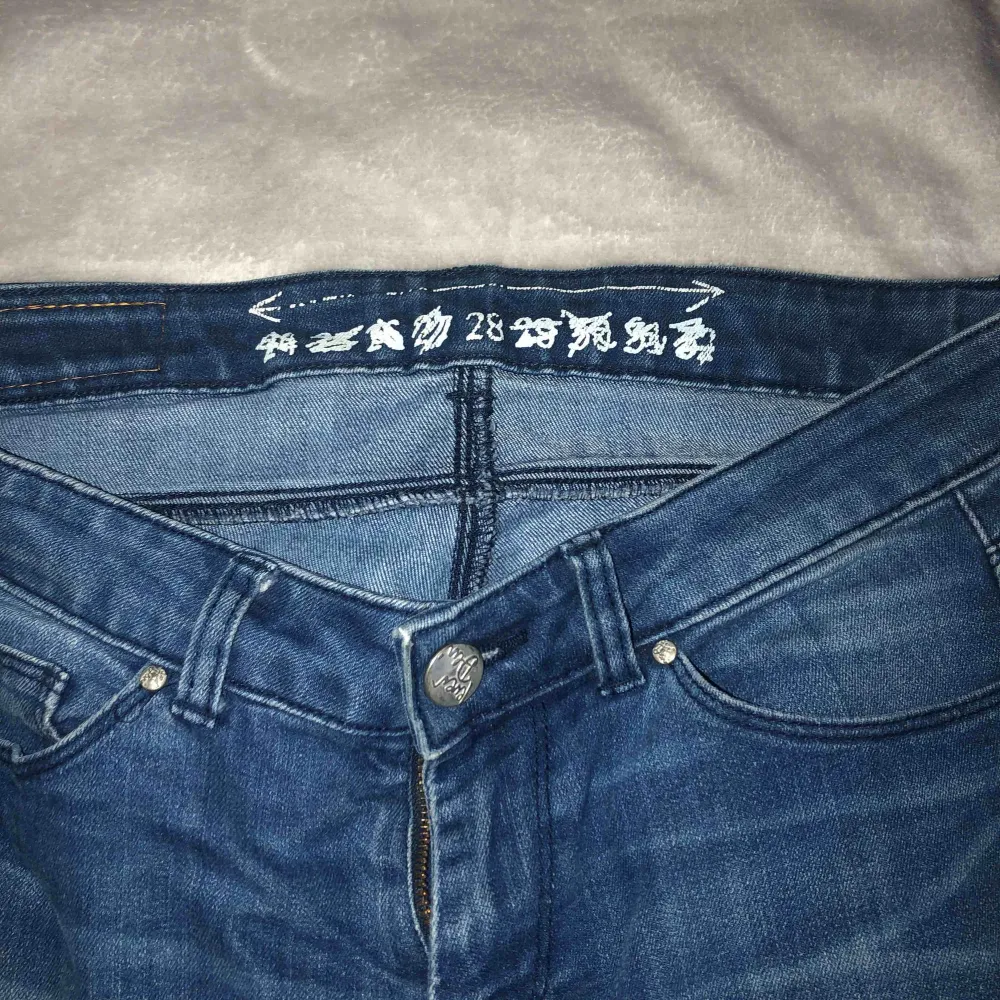 Blåa jeans från bik bok i nyskick! Kommer ej till användning där av säljes de! Lite lösa nere vid fotlederna men en tajt modell. Jeans & Byxor.