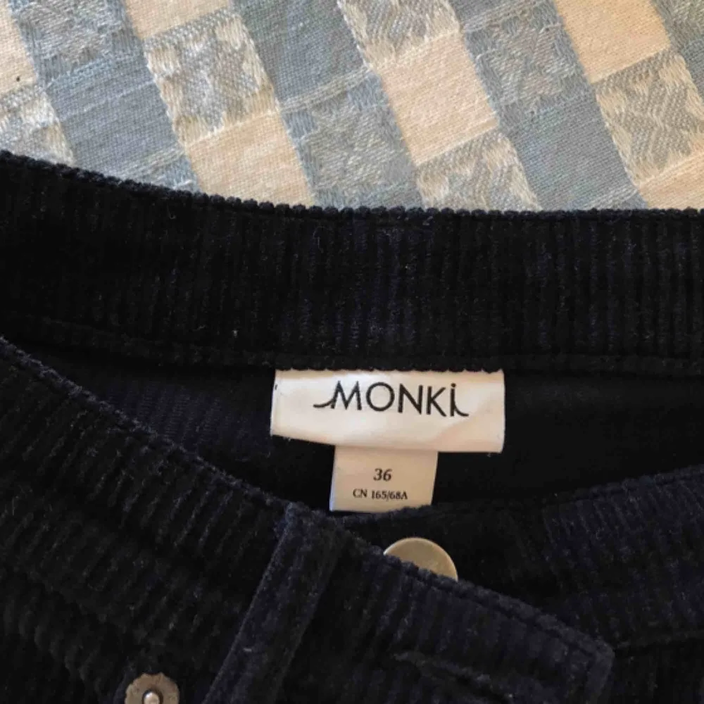 Svarta corduroy byxor från monki i storlek 36. Supersköna och de är i fint skick🌻. Jeans & Byxor.