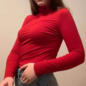  - Turtleneck tröja från Monki! Perfekt skick, knappt använd då det inte är min stil. Jättefin röd färg!  Möts upp i Sthlm, Liljeholmen, Farsta trakterna :)