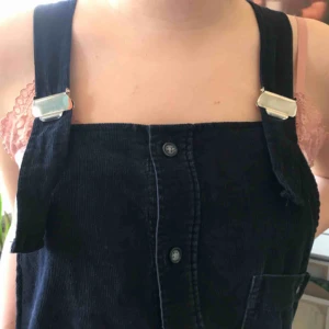  - Mörkblå manchester klänning. Det är justerbar och väldigt bekväm. Gjord på 100% bomull.