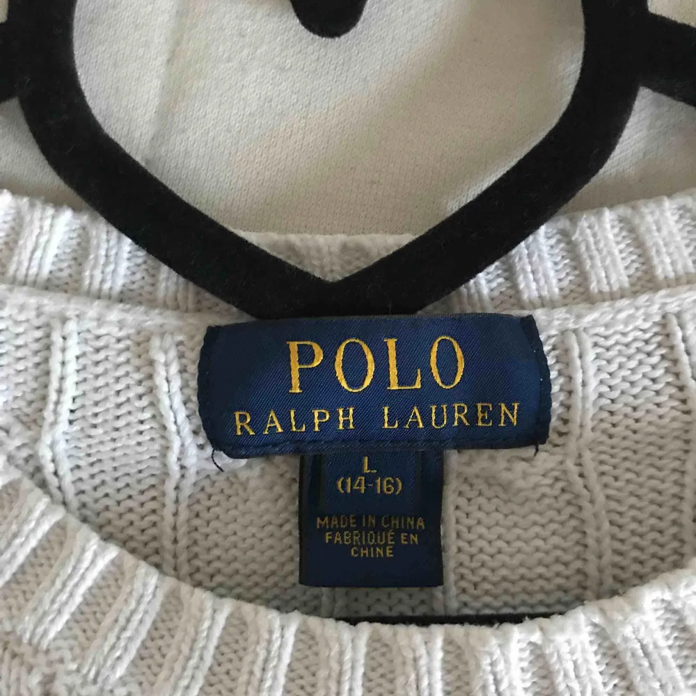 En kabelstickad Ralph Lauren tröja som är använd cirka 5 gånger! Är i storlek L (barnstorlek), vilket motsvarar S. Väldigt bra skick, säljer pga den inte kommer till användning. Frakt tillkommer.😊. Stickat.
