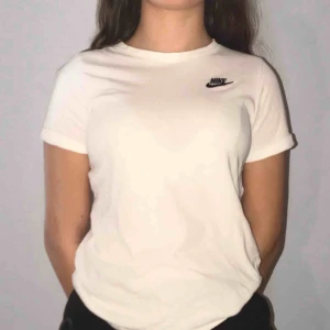  - En enkel vitt Nike t-shirt i storlek m för barn men sitter ungefär som en XS i vanlig storlek. Nypris 200kr 😌💓