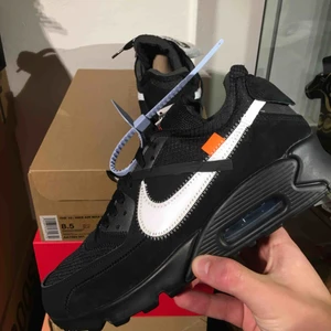  - Nike x Off-White Air Max 90 Black | Storlek EU 42 / US 8.5 | Helt nya, oanvända med tags!