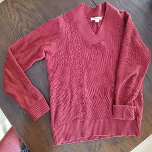 En rödvrun stickad tröjan. Kommer tyvärt inte till användning då det inte är min stil. Hämtas upp i Borås eller så betalar köparen för frakt. 